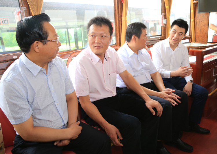 領導們試乘鐺鐺車，體驗舒適的乘坐體驗