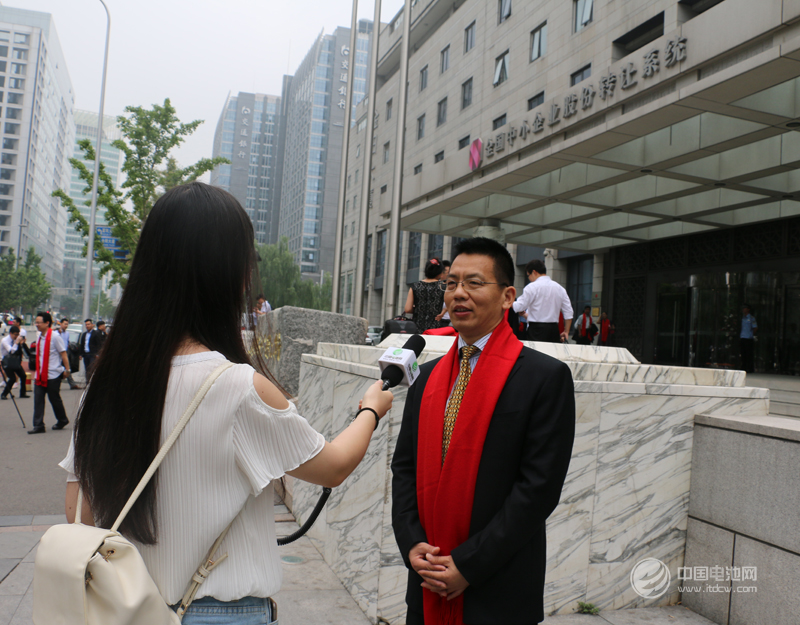 惠強(qiáng)新材董事長王紅兵在掛牌儀式現(xiàn)場接收中國電池網(wǎng)采訪