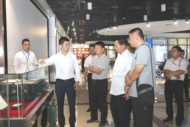 李書記一行對(duì)公司核心產(chǎn)品鈦酸鋰電池產(chǎn)品作深入了解