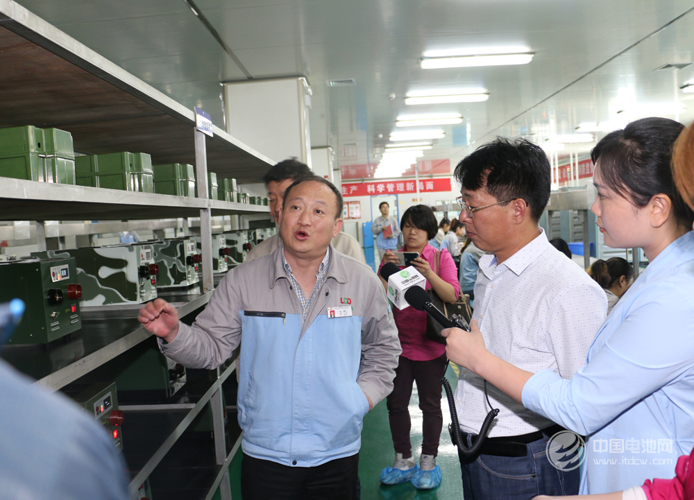 綠草地董事長(zhǎng)王瓏為調(diào)研團(tuán)介紹公司產(chǎn)品