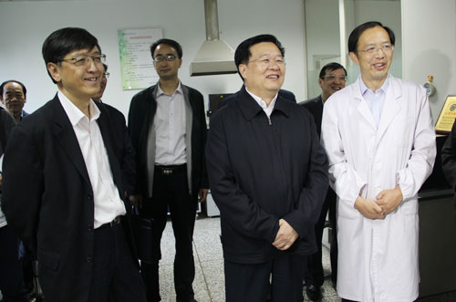 王國(guó)生參觀鹽湖化學(xué)與分析測(cè)試中心