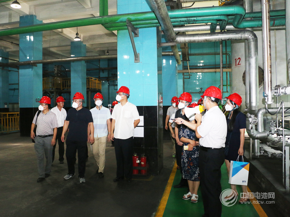 與會嘉賓參觀貝特瑞碳微球負極材料生產線