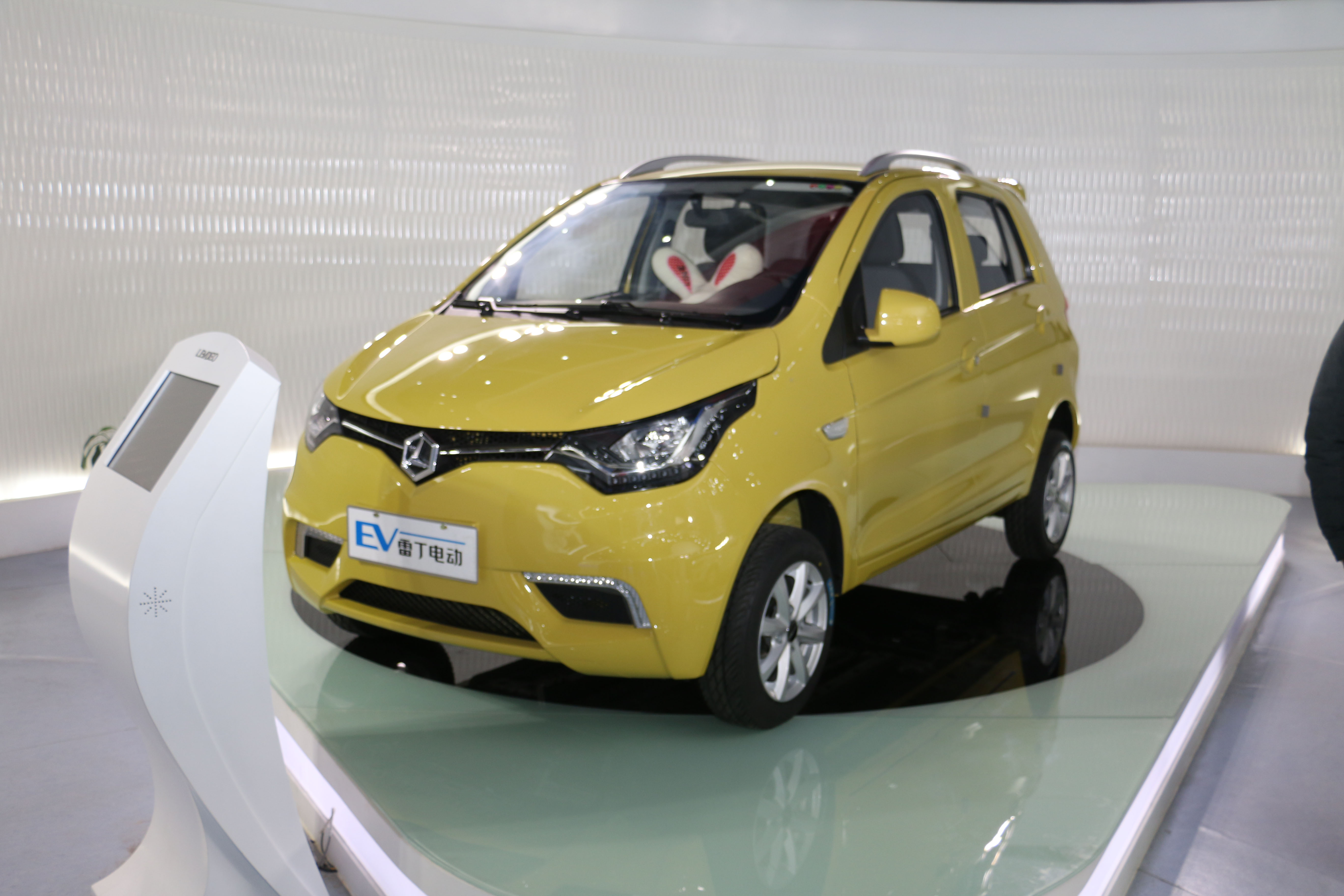 尷尬的“四輪電動車”:銷售很火爆 上路無牌照 尷尬的“四輪電動車”:銷售很火爆 上路無牌照