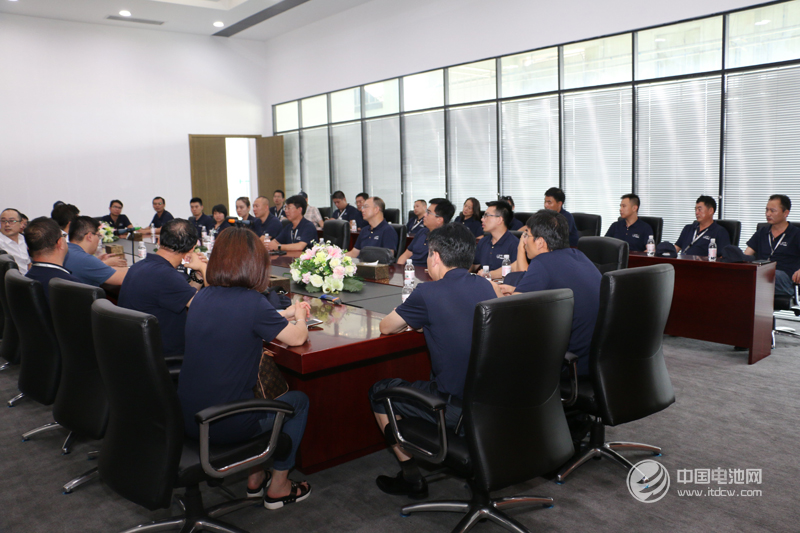 電池百人會(huì)企業(yè)家與特銳德董事長(zhǎng)于德翔、總裁助理孫鵬等相關(guān)領(lǐng)導(dǎo)進(jìn)行了交流、座談