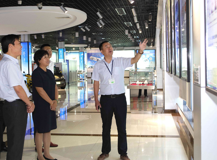 吉林瀚星集團(tuán)副董事長(zhǎng)方長(zhǎng)麗一行參觀考察銀隆新能源