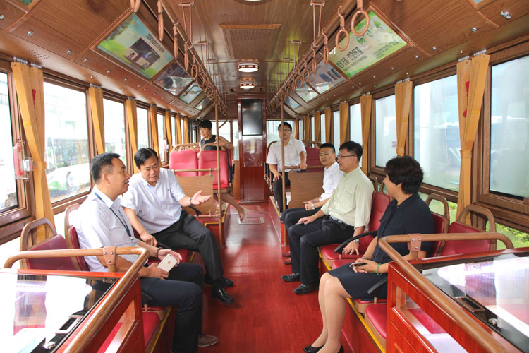 吉林瀚星集團(tuán)副董事長(zhǎng)方長(zhǎng)麗一行參觀考察銀隆新能源