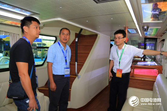 （客戶現(xiàn)場(chǎng)咨詢客車性能與技術(shù)優(yōu)勢(shì)）