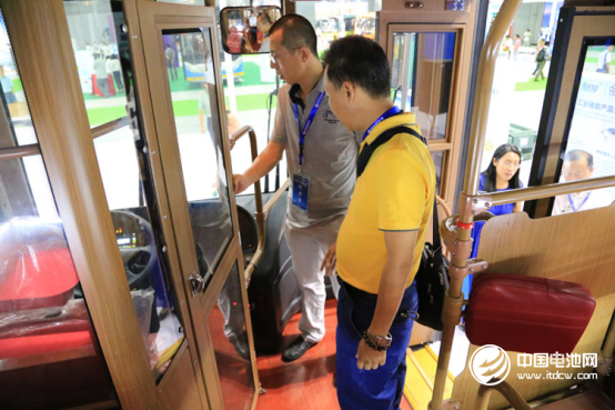 駕駛座艙的設計非常不錯，確保了司機不受外界影響安全駕駛