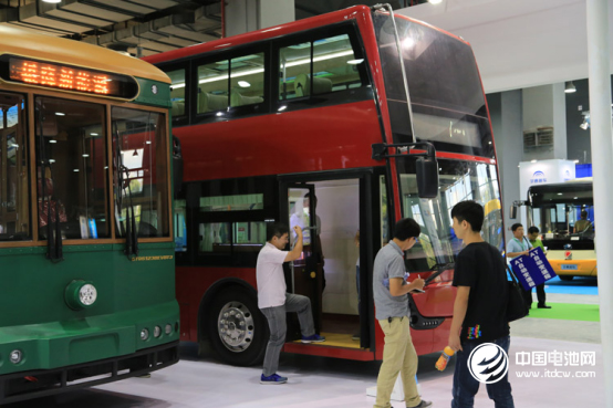 都說(shuō)純電動(dòng)雙層巴士好！既然來(lái)了，肯定要進(jìn)入車(chē)?yán)锛?xì)細(xì)體驗(yàn)一番