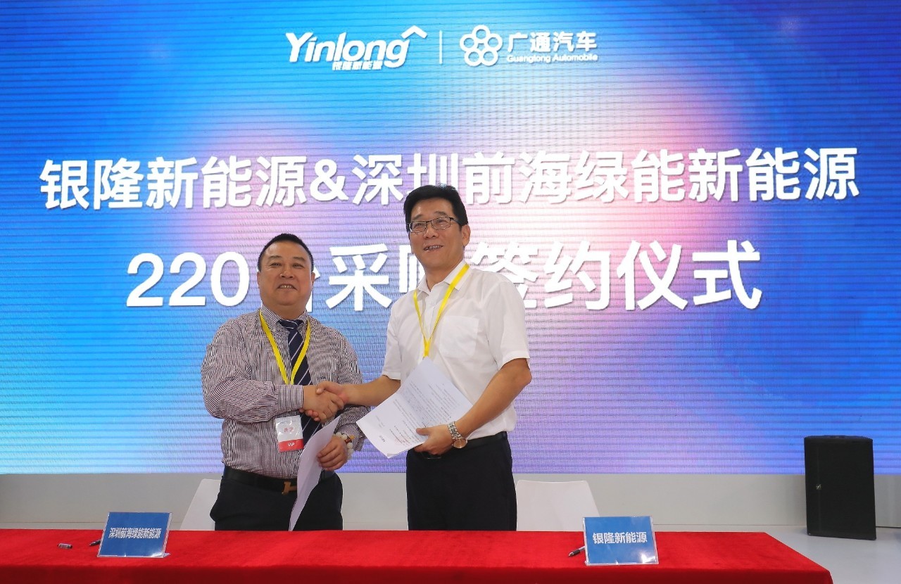 成功簽約，雙方握手慶賀