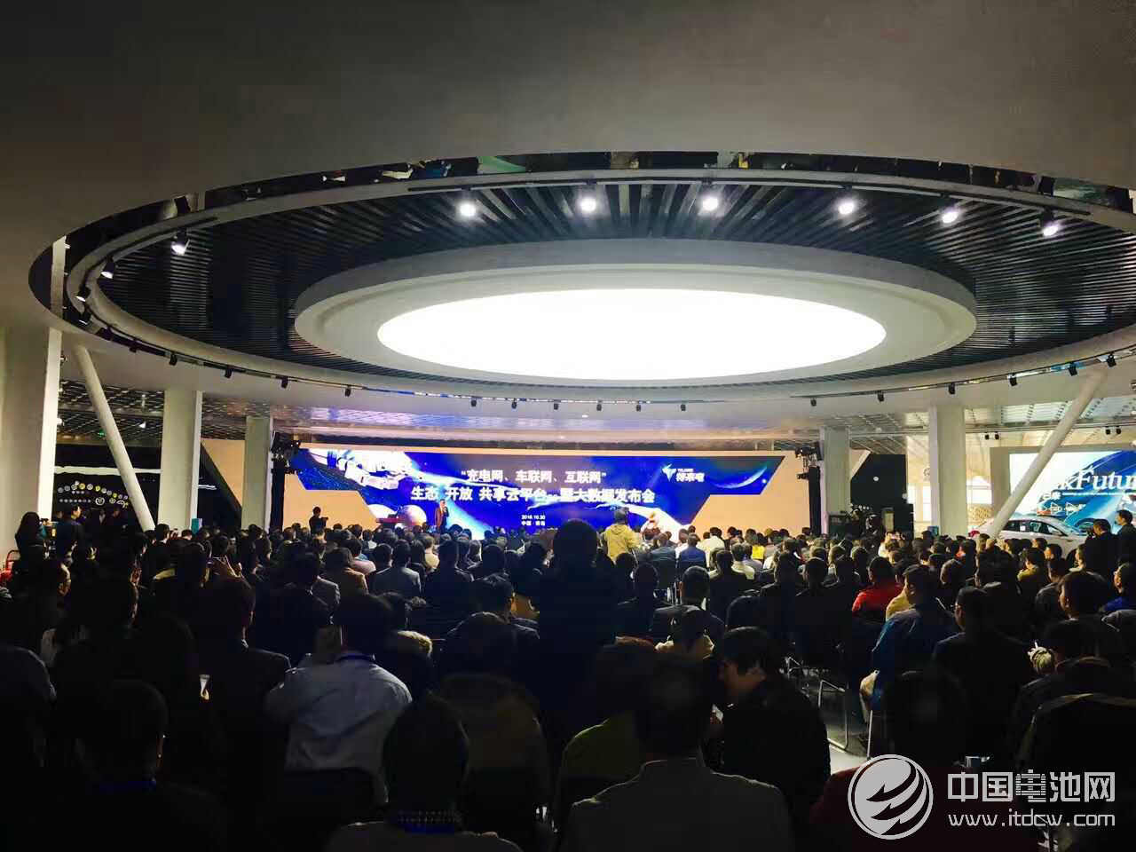 “充電網(wǎng)、車(chē)聯(lián)網(wǎng)、互聯(lián)網(wǎng)”生態(tài)、開(kāi)放、共享云平臺(tái)3.0暨大數(shù)據(jù)發(fā)布會(huì)現(xiàn)場(chǎng)