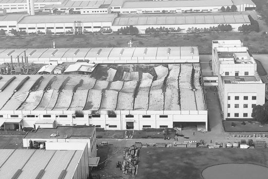 12月10日，長沙縣泉塘轄區(qū)長沙鎂鎂科技有限公司，廠房的一部分屋頂被大火燒穿了