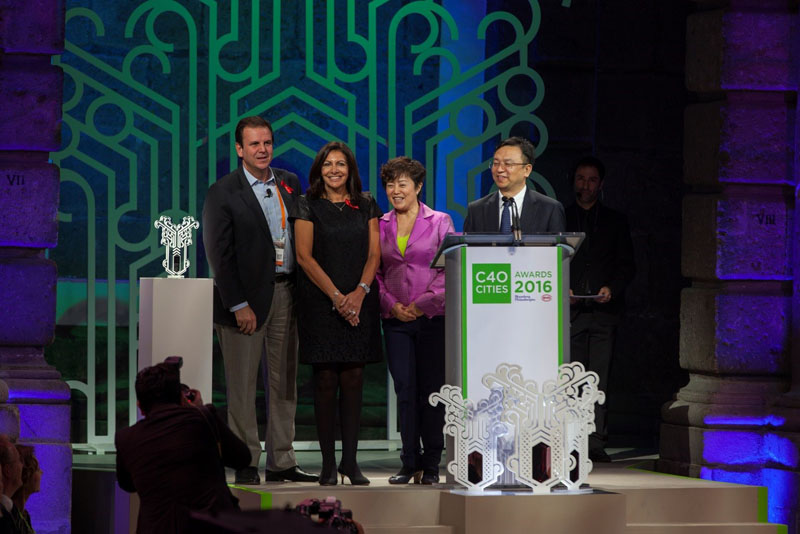 王傳福先生向巴黎市長Hidalgo頒發“全球氣候領袖獎”