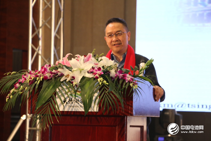 清華大學核能與新能源技術研究院新型能源與材料化學研究室主任、博士生導師何向明發表主題演講