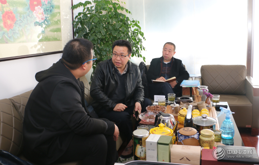 甕福集團(tuán)科技管理部經(jīng)理?xiàng)钜阋恍械皆L中國(guó)電池網(wǎng)青島分公司