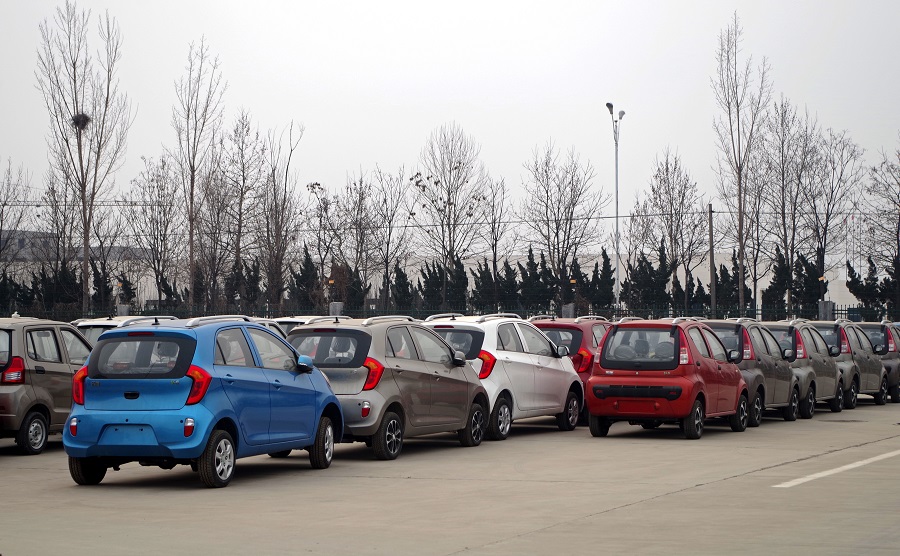 ▲位于山東省德州市齊河縣的御捷工廠，廠區內擺放著大片身型小巧的低速電動車。