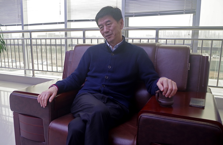 ▲御捷汽車董事長張立平在齊河工廠自己的辦公室接受媒體采訪，他認為，低速電動車標準應該給低速電動車企業留出從鉛酸電池向鋰電過渡的時間。