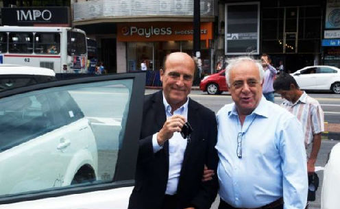 蒙得維的亞市市長(zhǎng)馬丁內(nèi)斯（左）高度贊賞比亞迪e6