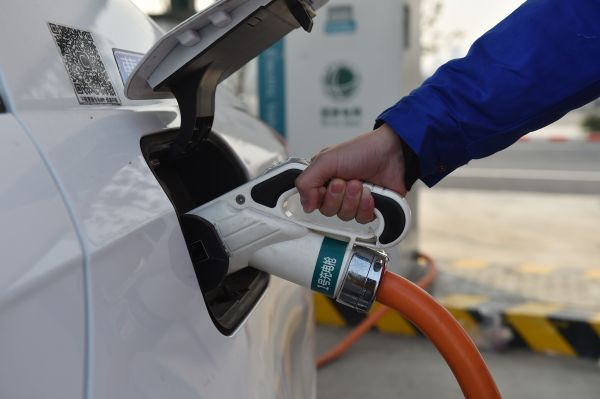資料圖片：車主使用快速充電樁為電動車充電。新華社記者黃宗治攝 