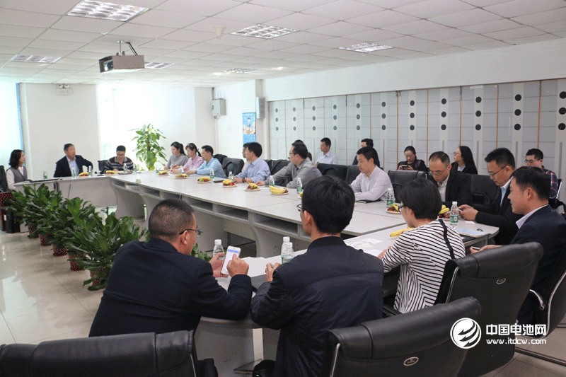 雄韜股份相關領導為調研團一行介紹企業情況