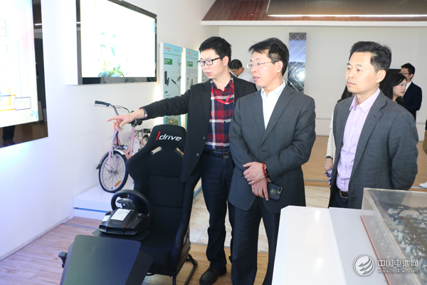 調研團一行參觀公司產品