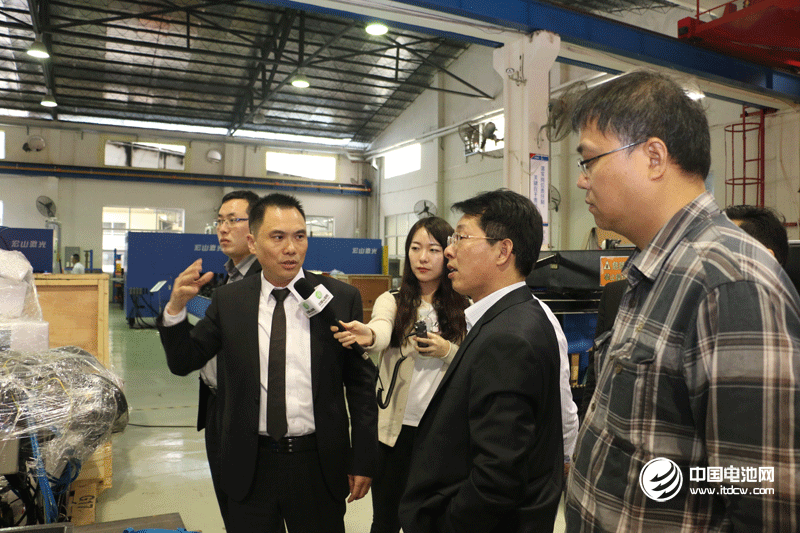 調研團一行參觀宏山激光設備生產車間