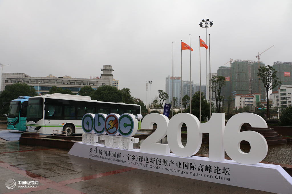 鋰電“達沃斯”論壇指定貴賓接待用車——比亞迪大巴 鋰電“達沃斯”論壇指定貴賓接待用車——比亞迪大巴