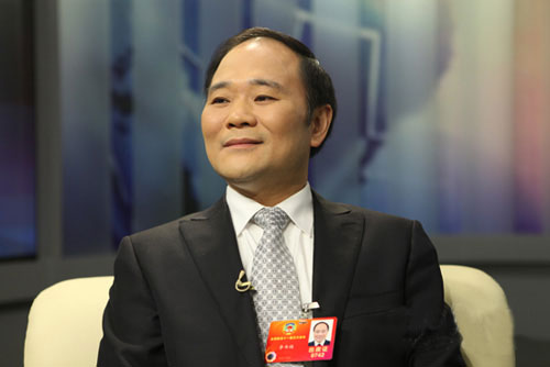 政協(xié)第十二屆全國(guó)委員、浙江吉利控股集團(tuán)董事長(zhǎng)李書(shū)福