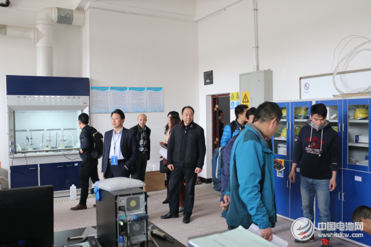 會代表參觀中南大學(xué)化學(xué)化工學(xué)院