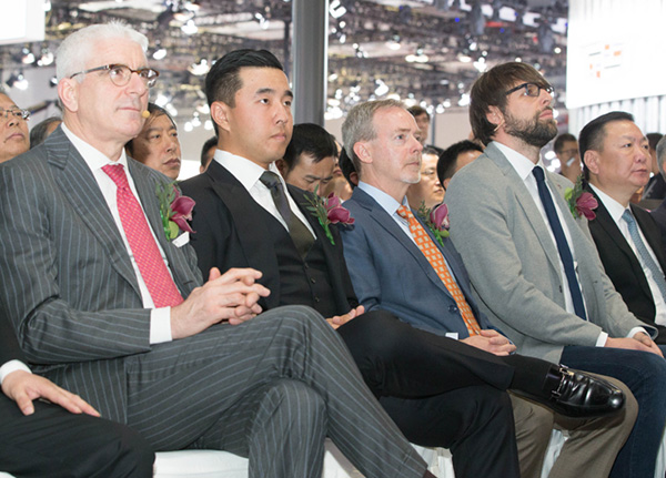 仰融之子Carter Yeung(左二)現(xiàn)身發(fā)布會現(xiàn)場 仰融之子Carter Yeung(左二)現(xiàn)身發(fā)布會現(xiàn)場