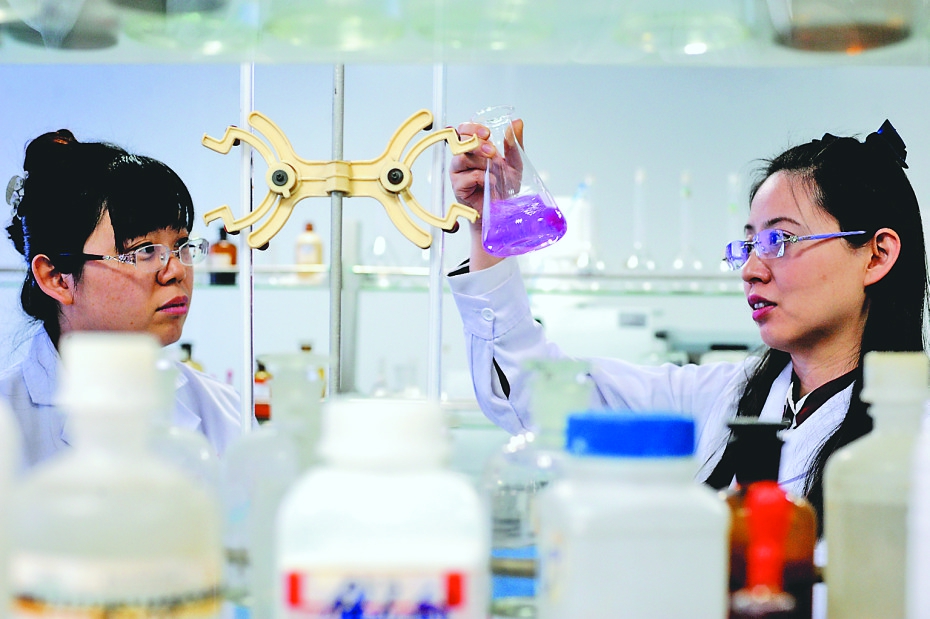 “國家石墨產品質量監督檢驗中心”技術人員在實驗室檢測新產品