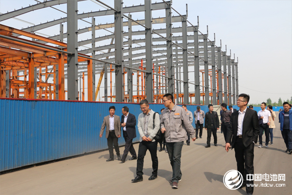 調(diào)研團(tuán)參觀彩客電池材料年產(chǎn)1.5萬噸磷酸鐵項(xiàng)目建設(shè)現(xiàn)場