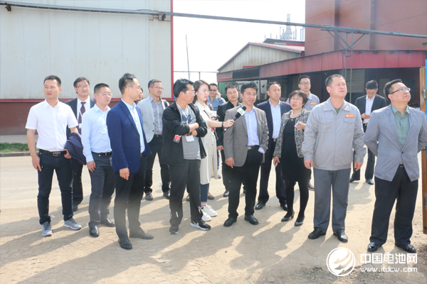 調(diào)研團(tuán)參觀彩客電池材料年產(chǎn)1.5萬噸磷酸鐵項(xiàng)目建設(shè)現(xiàn)場