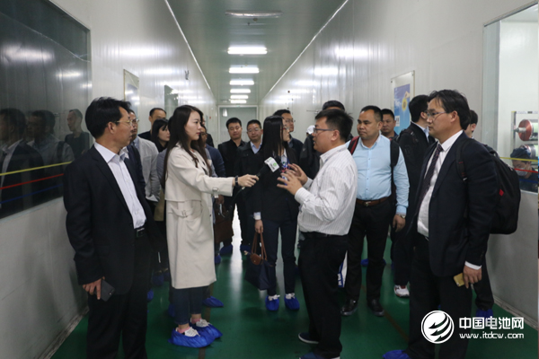 捷威動力副總經理袁定凱與調研團一行交流 捷威動力副總經理袁定凱與調研團一行交流