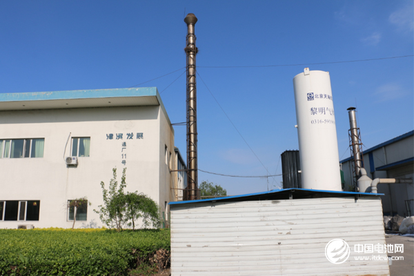 李積剛指著排煙口的鳥窩風趣地對調研團說：“上面已經有小鳥安家，說明我們的工藝是無污染的，是親和生態的。