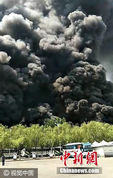 北京蟹島度假村停車場突發大火 