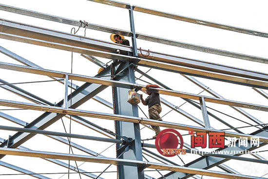 工人正在進行第三棟廠房施工建設