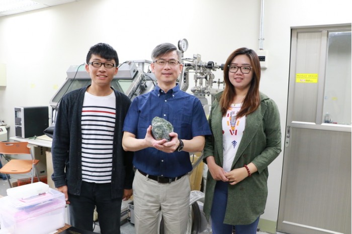 臺灣教授成功研制天然礦電池 比石墨烯更優異