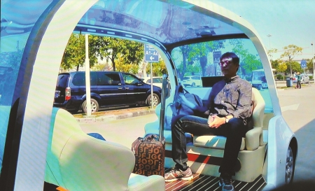 創交會上，某參展企業現場通過電視演示乘客坐無人駕駛汽車