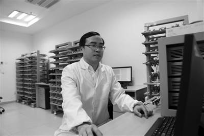 唐永炳在中國科學(xué)院深圳先進(jìn)技術(shù)研究院集成所功能薄膜材料研究中心分析團(tuán)隊(duì)的實(shí)驗(yàn)數(shù)據(jù)