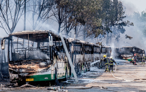 5月1日，北京市朝陽區東葦路蟹島度假村停車場汽車起火，數十輛新能源電動車大巴損毀。