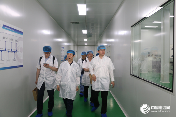 與會(huì)代表參觀東皋膜生產(chǎn)線及廠區(qū)