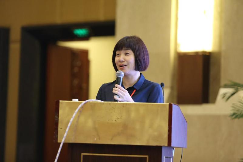 沈陽蓄電池研究所、中國(guó)電器工業(yè)協(xié)會(huì)鉛酸蓄電池分會(huì)的部長(zhǎng)梁晶晶正在演講