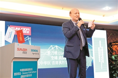 西門子全球高級副總裁梁乃明在會上發言