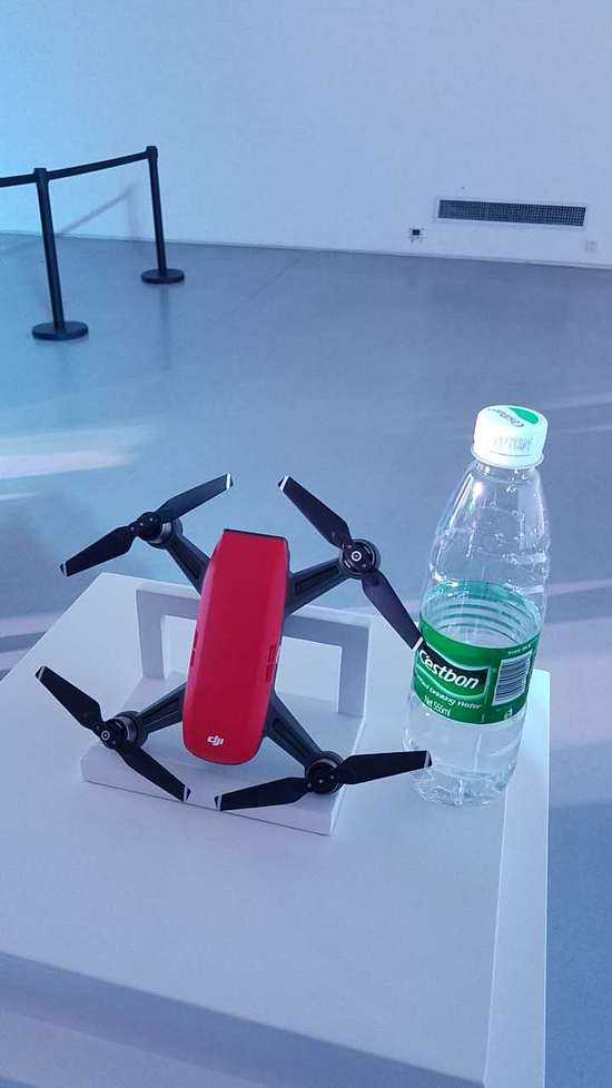 Spark掌上無人機與礦泉水對比圖