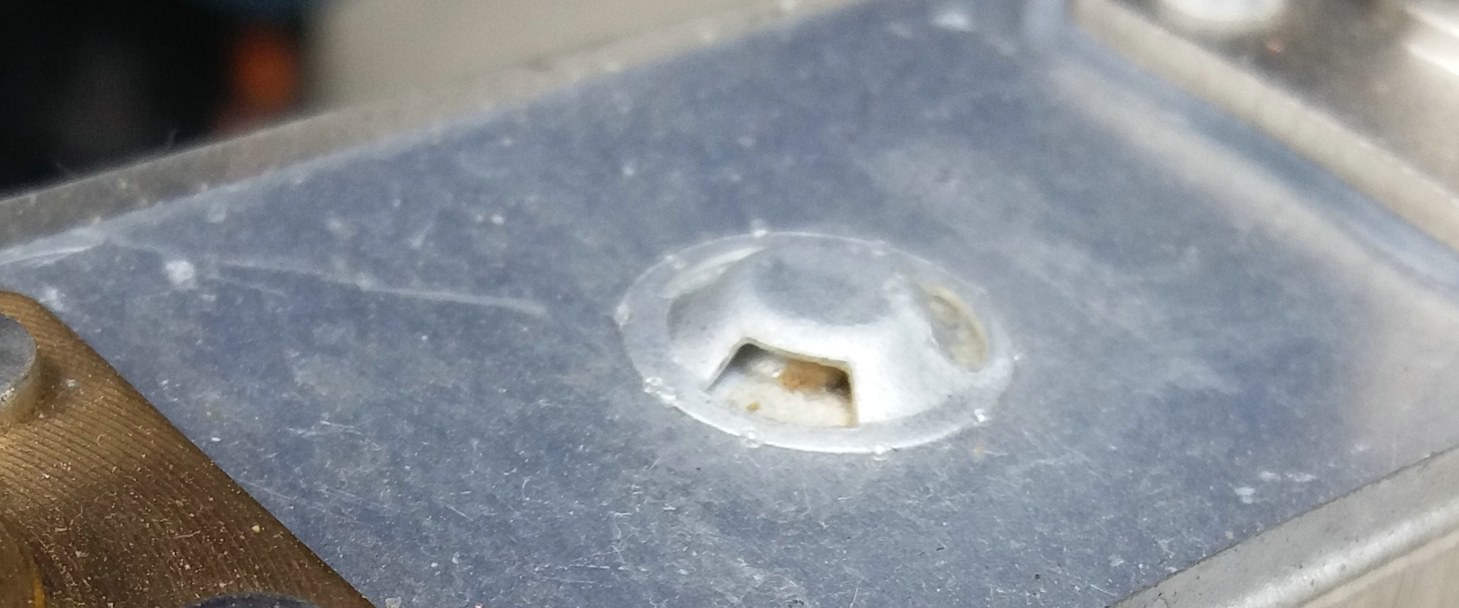 泄壓閥周圍有漏液腐蝕的現象