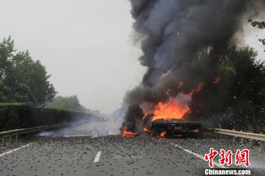 10余米長的車斗正猛烈燃燒，火焰夾雜著濃煙將整個車廂團團圍住