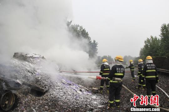 經過兩個多小時努力，大火被成功撲滅。　王基達 攝