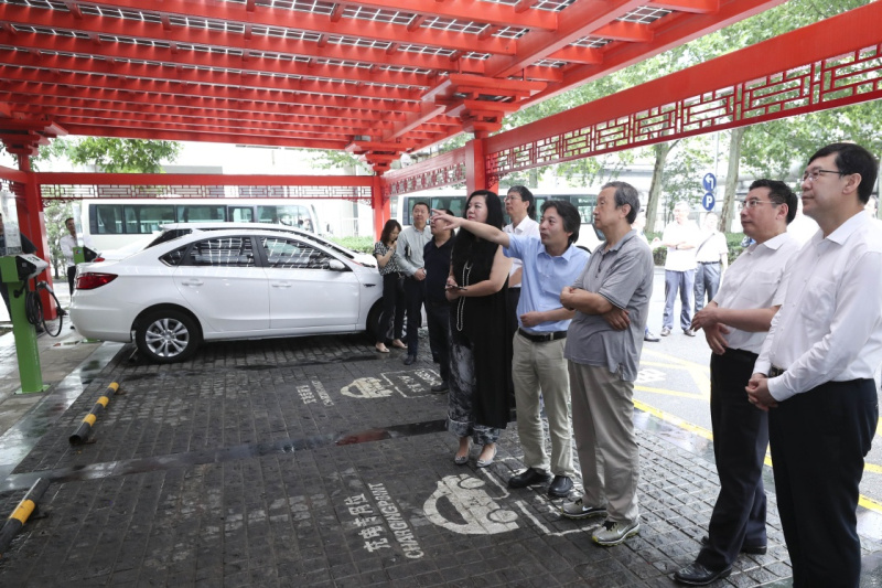 馬凱在北京深入新能源汽車充換電設施、充電服務平臺、分時租賃等單位調(diào)研