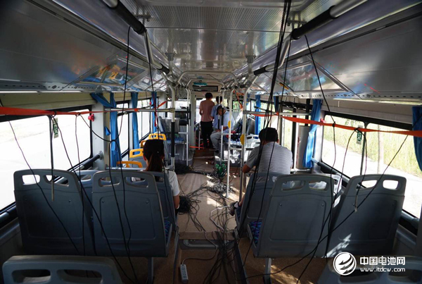 工程師檢測高溫環(huán)境下車輛的各項數(shù)據(jù)